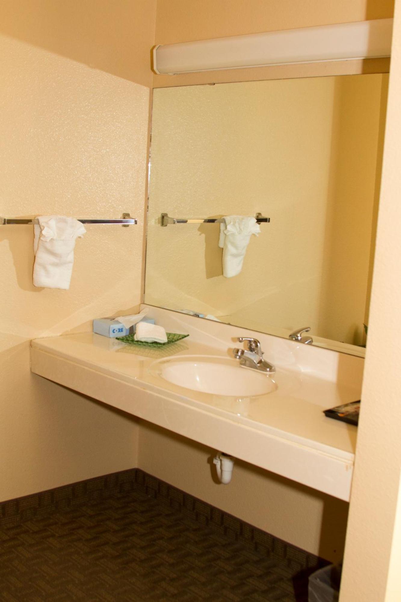 Cottonwood Inn & Suites Phillipsburg Room photo