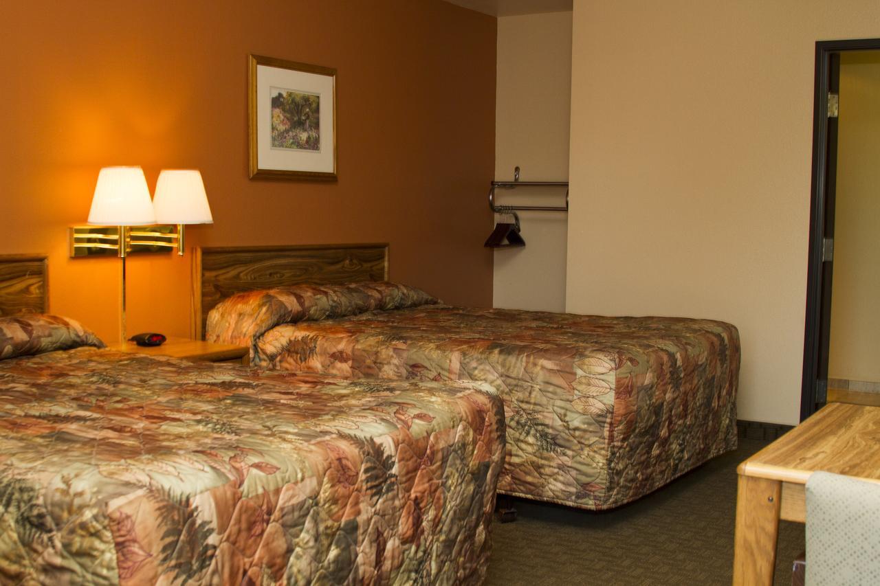 Cottonwood Inn & Suites Phillipsburg Exterior photo