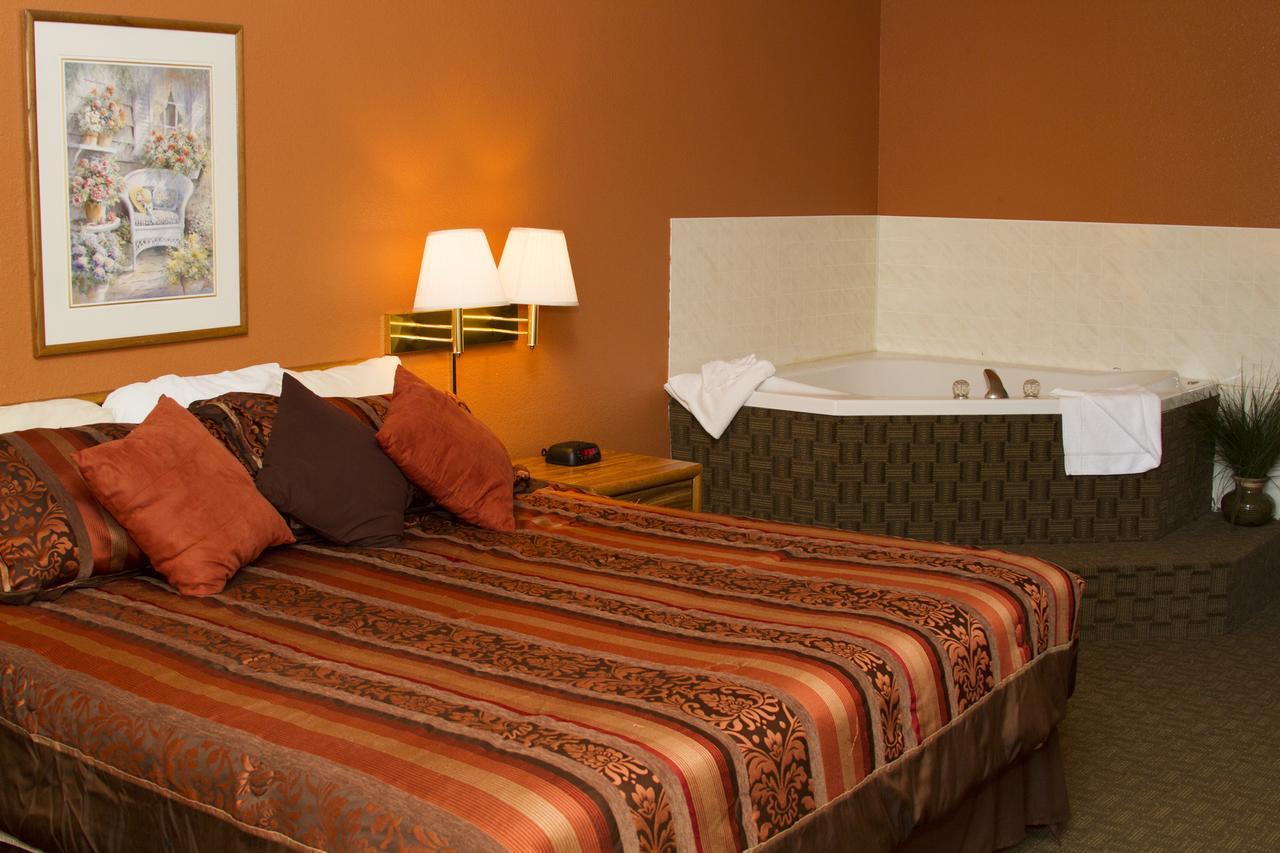 Cottonwood Inn & Suites Phillipsburg Exterior photo