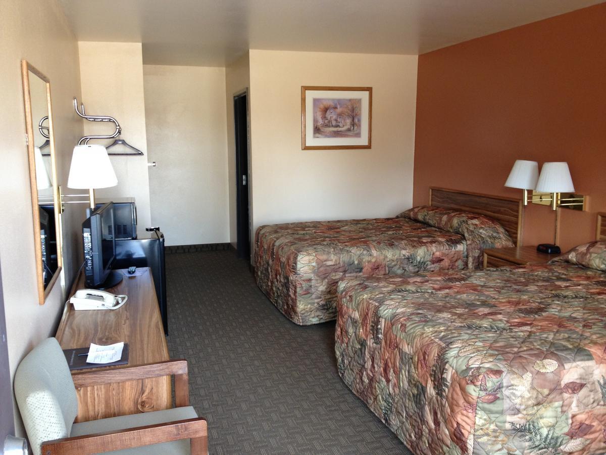 Cottonwood Inn & Suites Phillipsburg Exterior photo